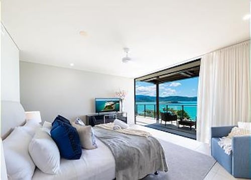 Luxury 4 Bedroom, 4.5 Bath Whitsunday Penthouse Apartment with ocean views