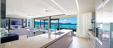 ثلاجة، ميكروويف، غسالة أطباق، ماكينة لصنع القهوة/الشاي