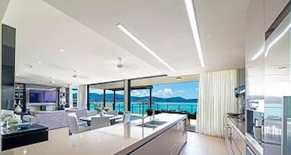Luxury 4 Bedroom, 4.5 Bath Whitsunday Penthouse Apartment with ocean views