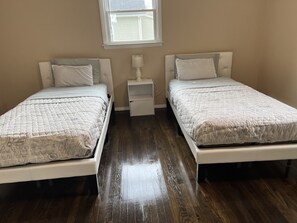 3 habitaciones, escritorio, tabla de planchar con plancha y wifi gratis 