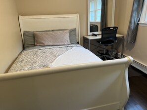 3 bedrooms, desk, iron/ironing board, free WiFi