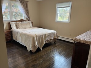3 bedrooms, desk, iron/ironing board, free WiFi