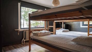 18 slaapkamers, een strijkplank/strijkijzer, reisbedje, wifi