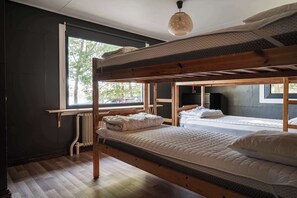 18 عدّة غرف نوم ومكواة/لوح كي وسرير سفر وواي فاي