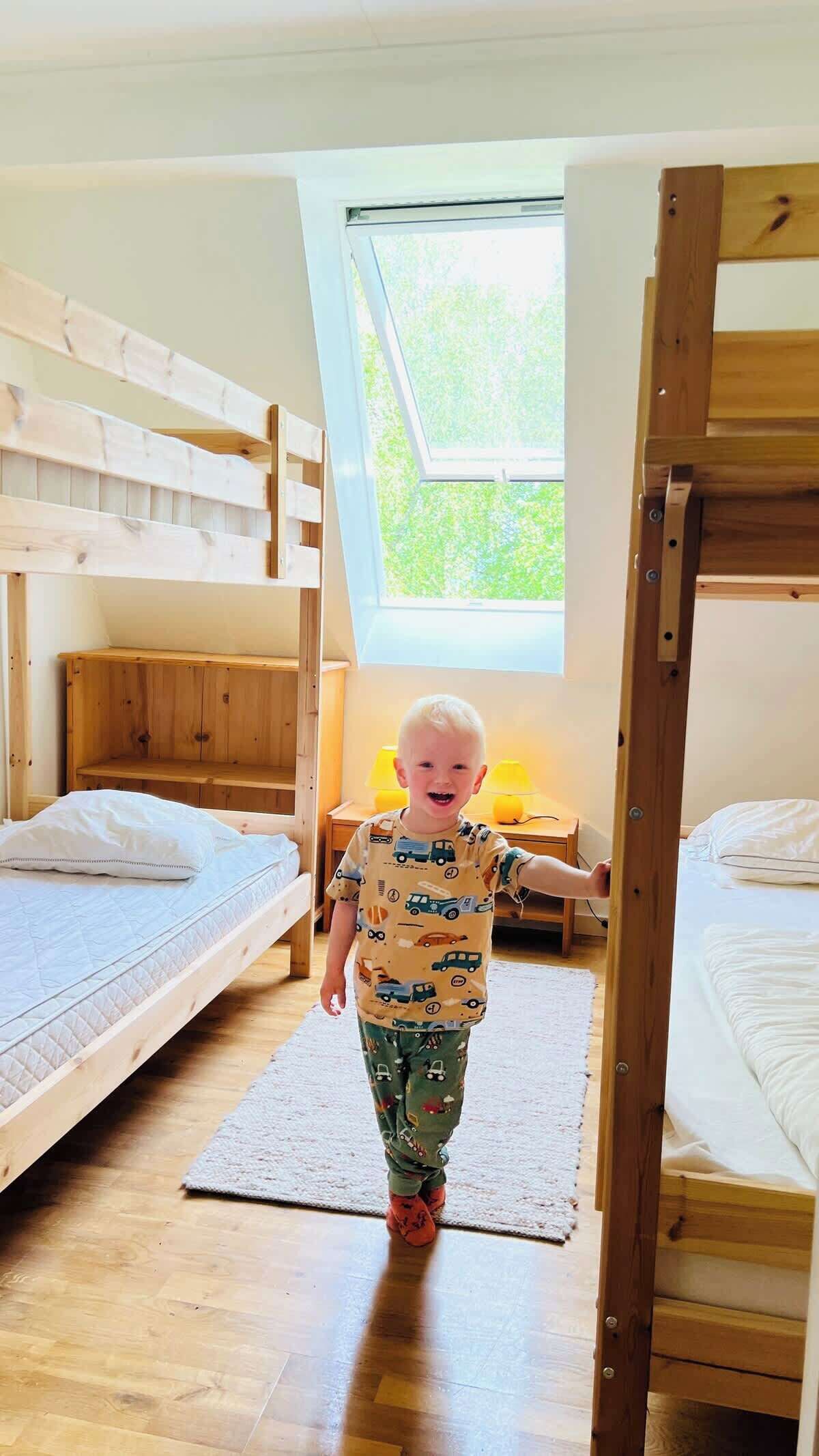 5 habitaciones, tabla de planchar con plancha, cuna de viaje y wifi 