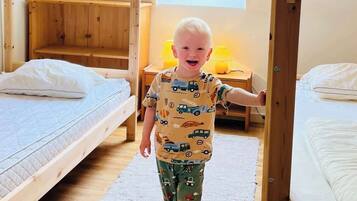 5 habitaciones, tabla de planchar con plancha, cuna de viaje y wifi