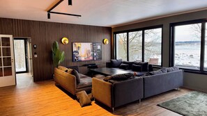 Fernseher, Kamin, Arbeitsbereiche