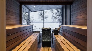 A sauna with wooden benches and a view of a snowy landscape. - The Villa – Lake Escape w/ Sauna, Jacuzzi & Boats (Vegby)