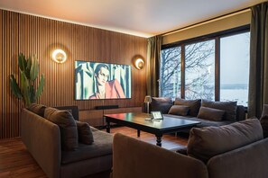 Tv, eldstad och kontor