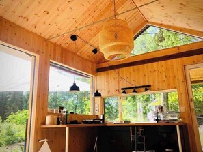 Réfrigérateur, four à micro-ondes, un four, surface de cuisson