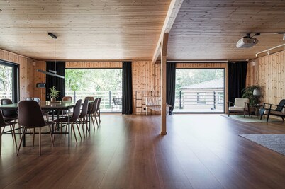 Ladhus One - Fancy Nature Hill home by the lake