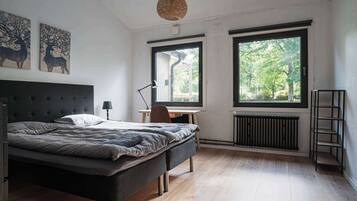 7 bedrooms, travel crib, WiFi, bed sheets