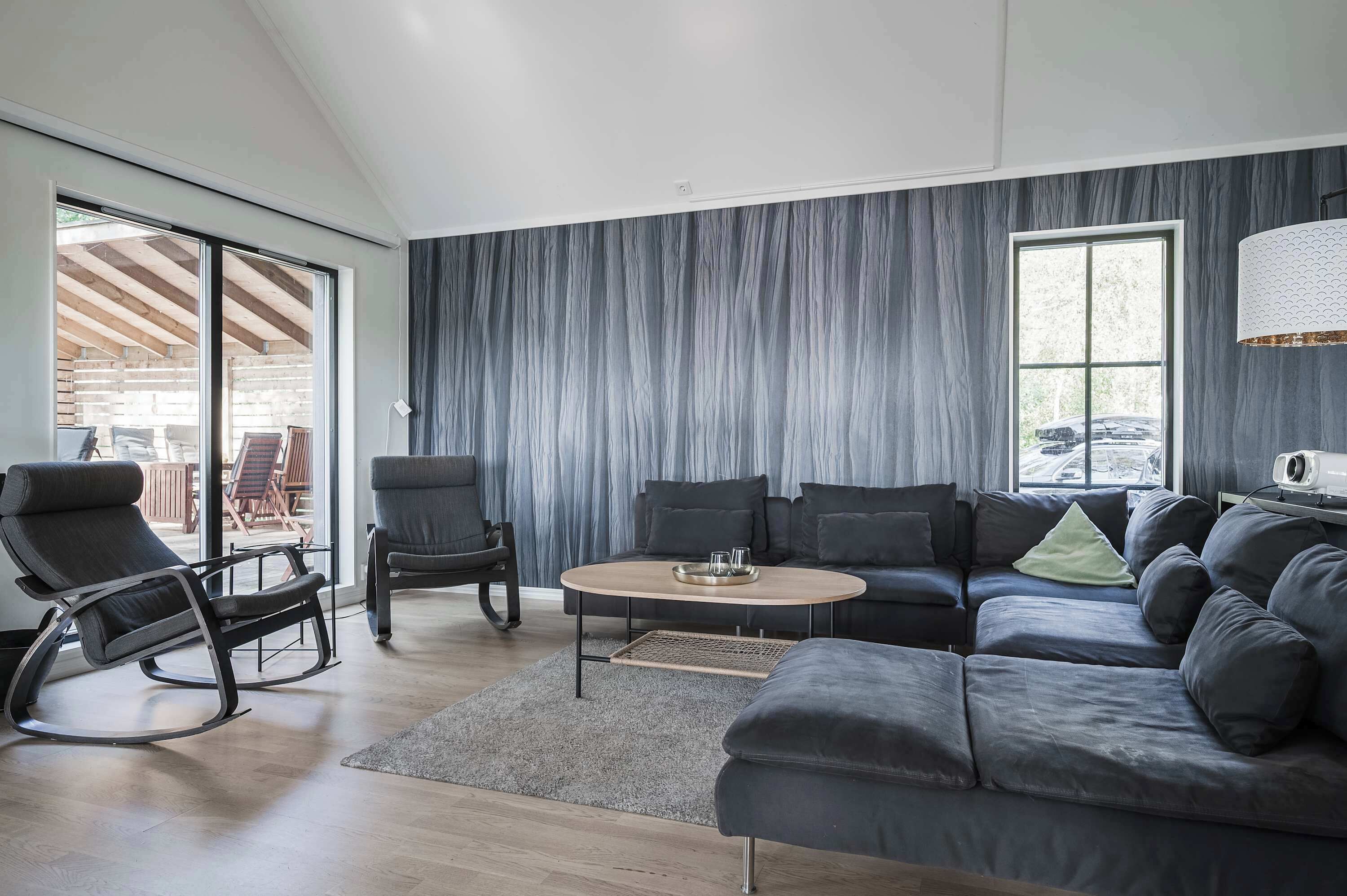 Tv, eldstad, en stereo och kontor