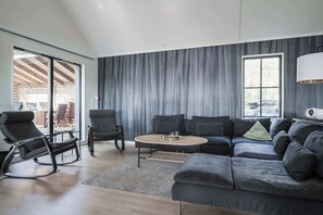 TV, peis, stereoanlegg og kontorer