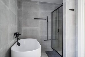 Shower, hair dryer - The Nabbe – Lake Escape w/ Sauna, Jacuzzi & Boats (Gällstad)