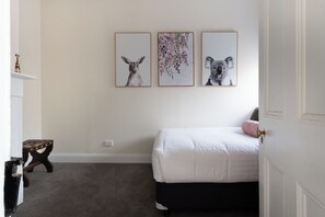 2 bedrooms, iron/ironing board, free WiFi, bed sheets - Cottage on King. (Launceston)