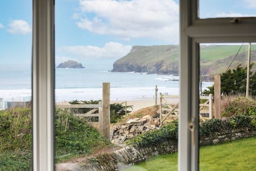 Trevarthian - A stunning holiday home overlooking Polzeath beach,sleeps 8 + dogs