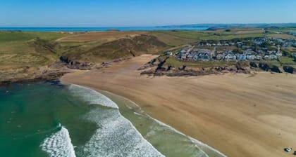 Trevarthian - A stunning holiday home overlooking Polzeath beach,sleeps 8 + dogs