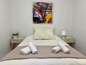 2 makuuhuonetta, työpöytä, silitysrauta/-lauta, ilmainen Wi-Fi