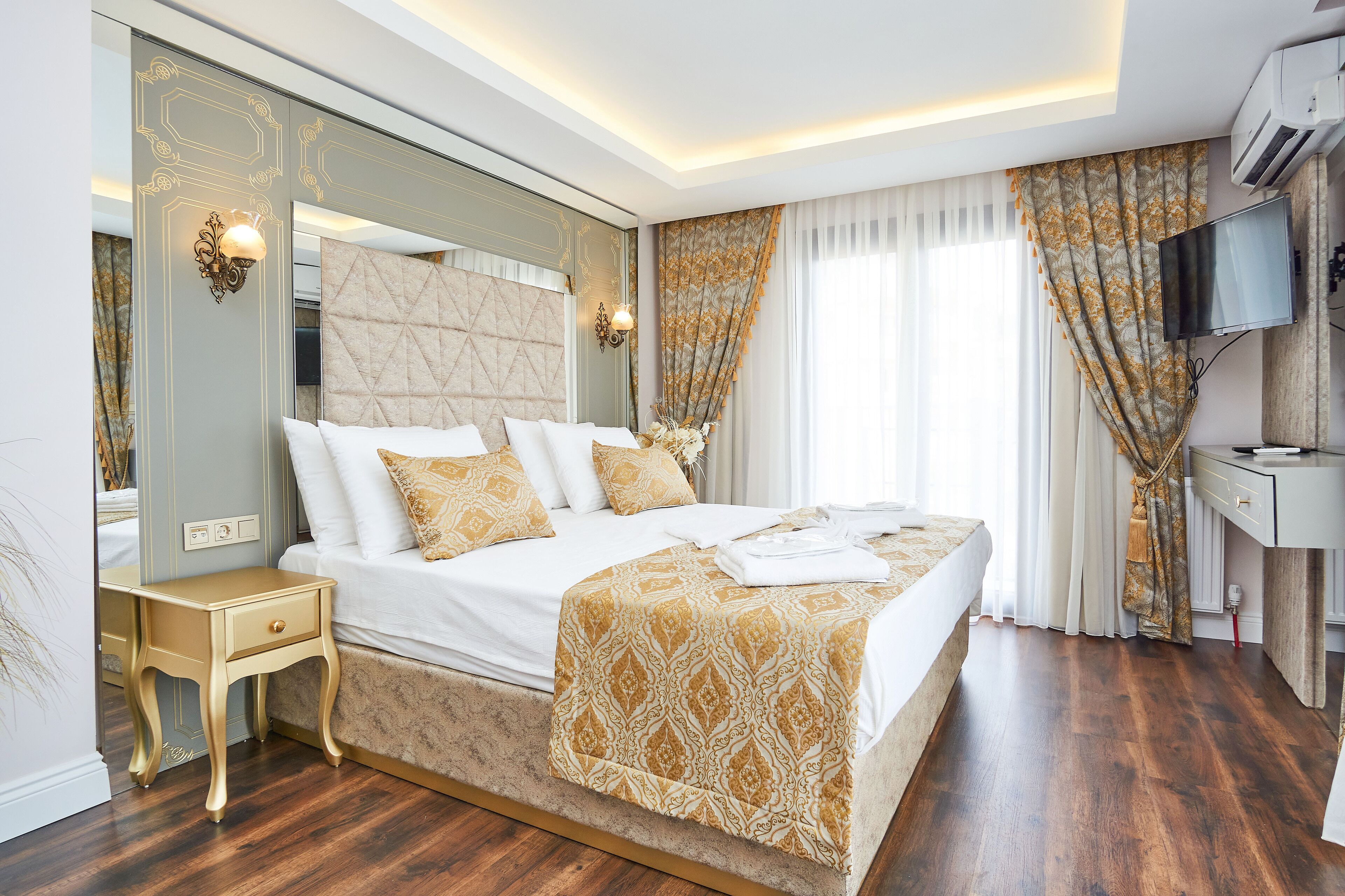 迷你吧、客房內保險箱、書桌、筆電工作空間