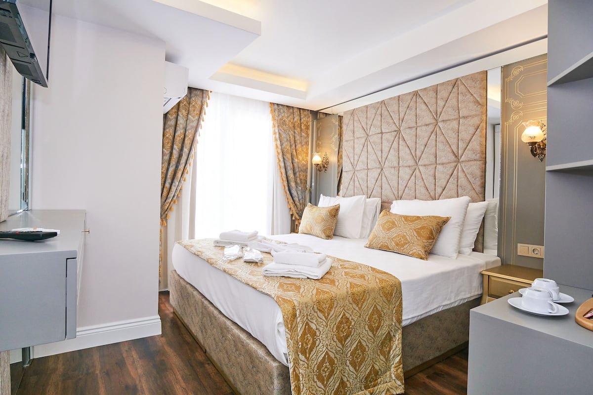 Standard Room | Minibar, in-room safe, desk, laptop workspace