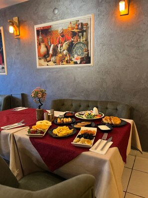 含每日吃到飽早餐