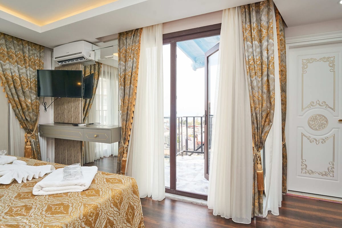 Deluxe Room | Minibar, in-room safe, desk, laptop workspace