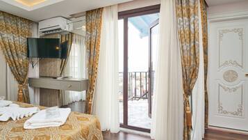 Deluxe Room | Egyptian cotton sheets, premium bedding, minibar, in-room safe