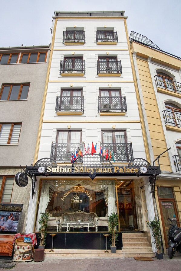 Fachada de un hotel con un letrero que dice "Sultan Suleyman Palace Hamam".