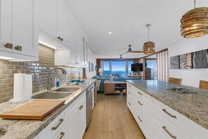 Refrigerador, horno, parrilla de estufa y cafetera y tetera 