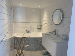 Combined shower/bathtub