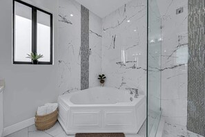 Badewanne, Haartrockner, Handtücher