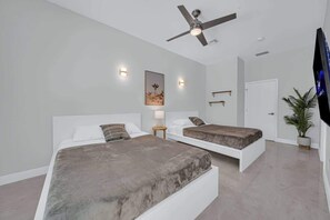 4 bedrooms, desk, iron/ironing board, travel cot - Luxury Villa Amara Heated Pool Gym Sauna BBQ (Miami)