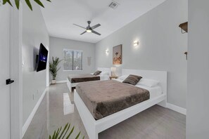 4 habitaciones, escritorio y tabla de planchar con plancha
