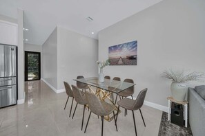 Dining - Luxury Villa Amara Heated Pool Gym Sauna BBQ (Miami)