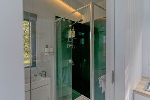 Douche, sèche-cheveux, serviettes fournies