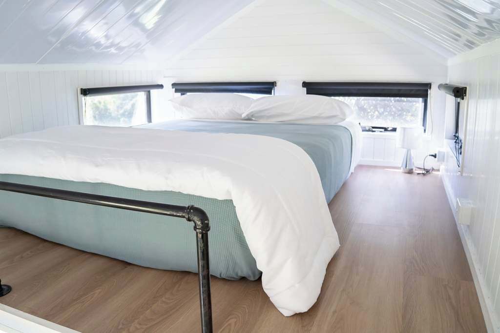 1 bedroom, bed sheets