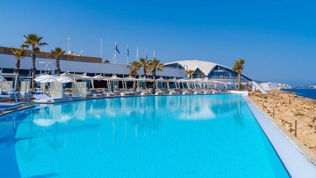 A modern hotel with a large pool, sun loungers, and palm trees. - Studio - Sleeps 2 - Balcony - 5 Min Walk To Beach (St. Paul's Bay)