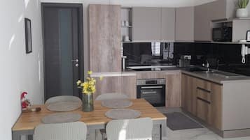 Lemari es, microwave, oven, dan kompor