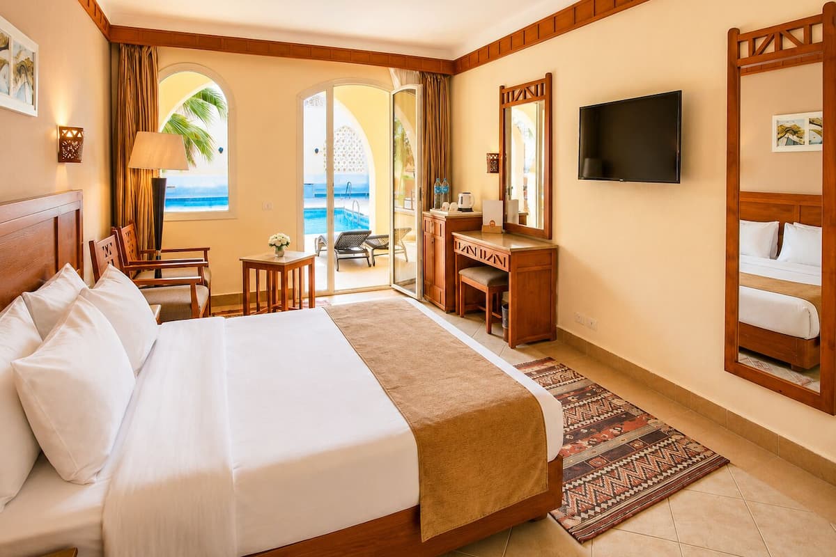 Romance Swim up 16+ | Hypo-allergenic bedding, down duvets, minibar, in-room safe