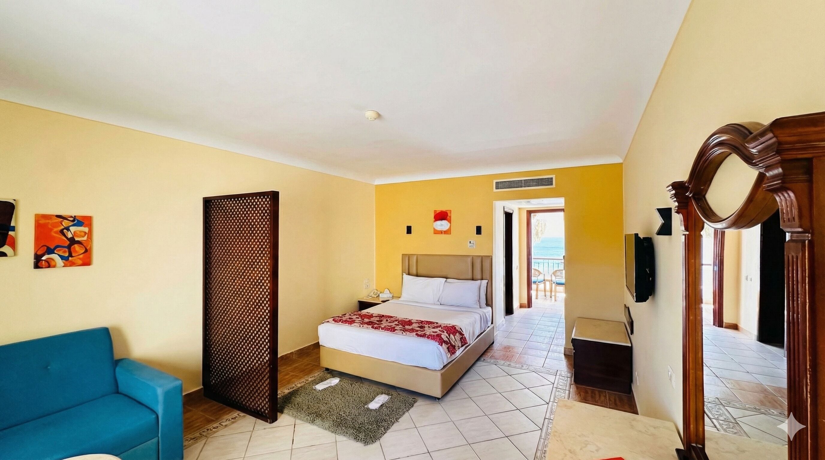 Chambre Royale, vue plage | Literie hypoallergénique, couette en duvet d'oie, minibar