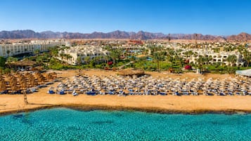 Playa privada, camastros, sombrillas y toallas de playa