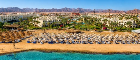 Plage privée, chaises longues, parasols, serviettes de plage