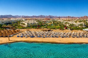 Plage privée, chaises longues, parasols, serviettes de plage