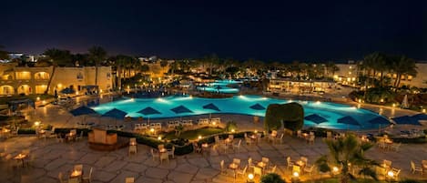 6 outdoor pools, pool umbrellas, sun loungers