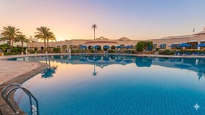 6 piscines extérieures, parasols de plage, chaises longues