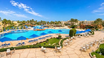 6 piscines extérieures, parasols de plage, chaises longues