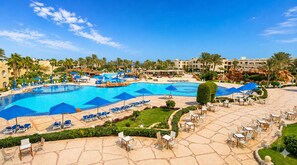 6 piscines extérieures, parasols de plage, chaises longues