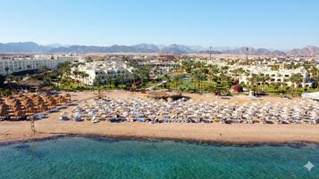 Playa privada, sillas reclinables de playa, sombrillas, toallas de playa