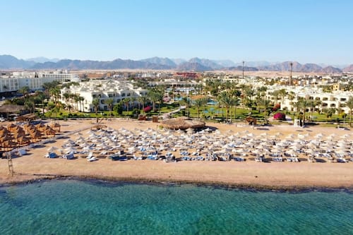 Plage privée, chaises longues, parasols, serviettes de plage